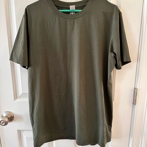 ALO Yoga Men's Conquer Reform Crewneck Short Sleeve Gteen T-shirt